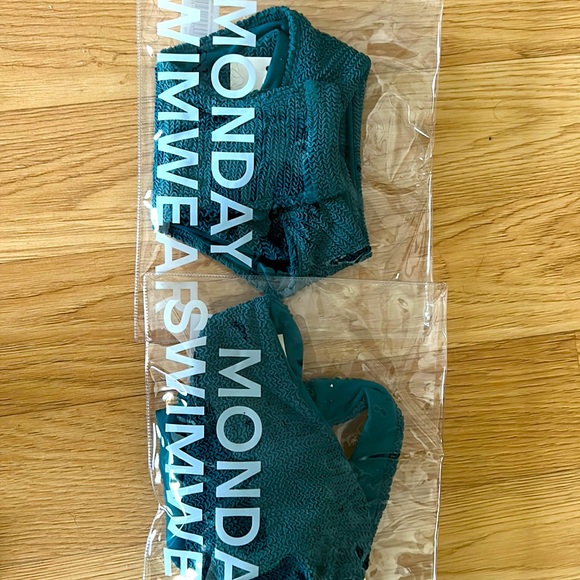 Size L Monday Swimwear Palm Springs Top & Tamarama Bottom Ocean Green Crinkle - Picture 1 of 2